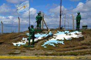 Yes these are lifesized green toy soldiers taking the Maldivas.